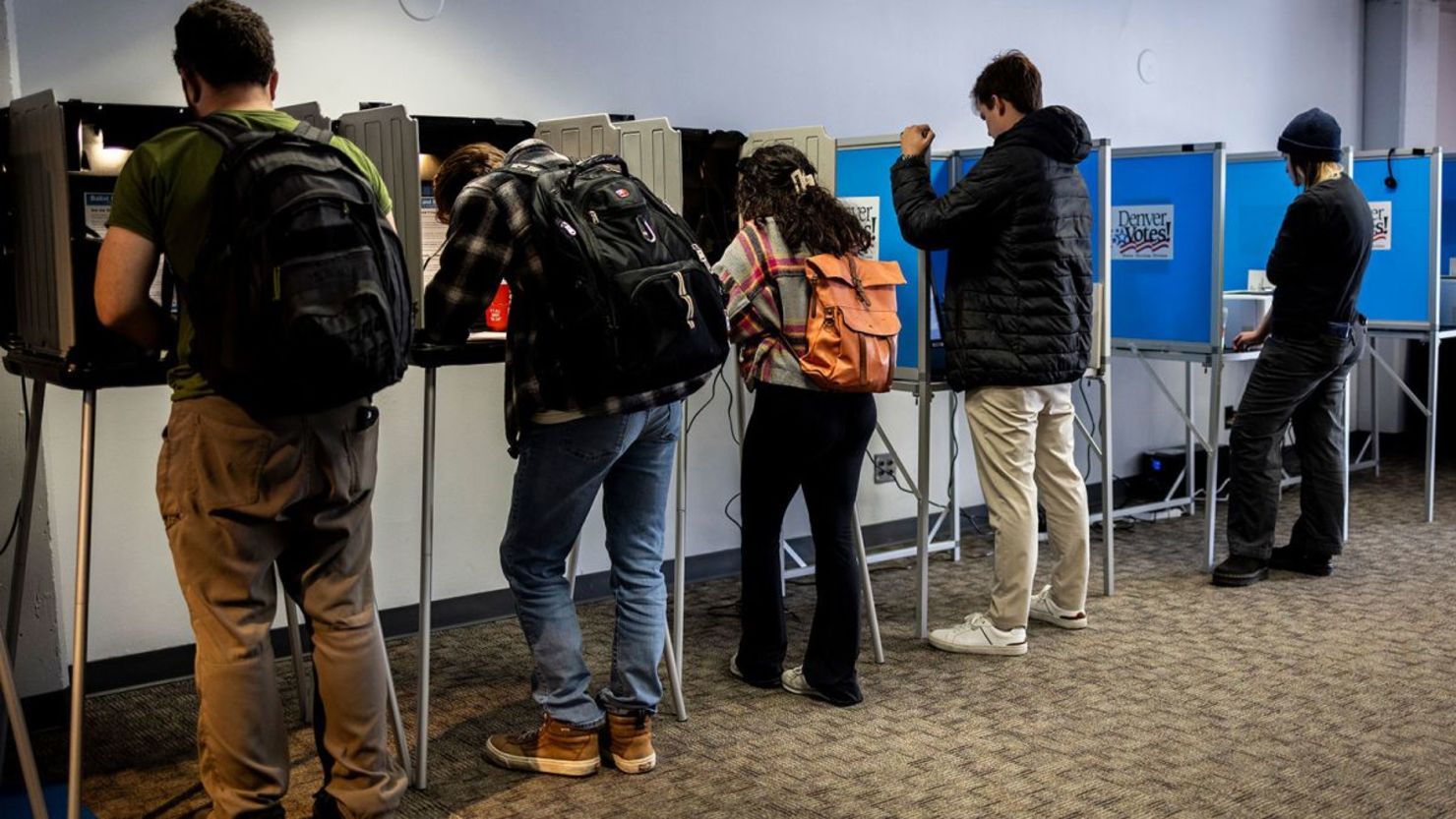 Ciudadanos emitien su voto en Denver el 5 de noviembre de 2024.