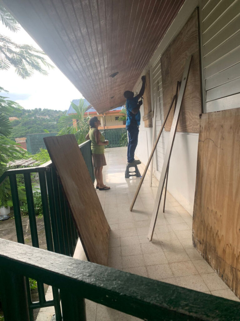 Dominicanos residentes en Jamaica se preparan para la llegada del huracán Melissa, Categoría 4, que amenaza la isla con inundaciones y deslizamientos