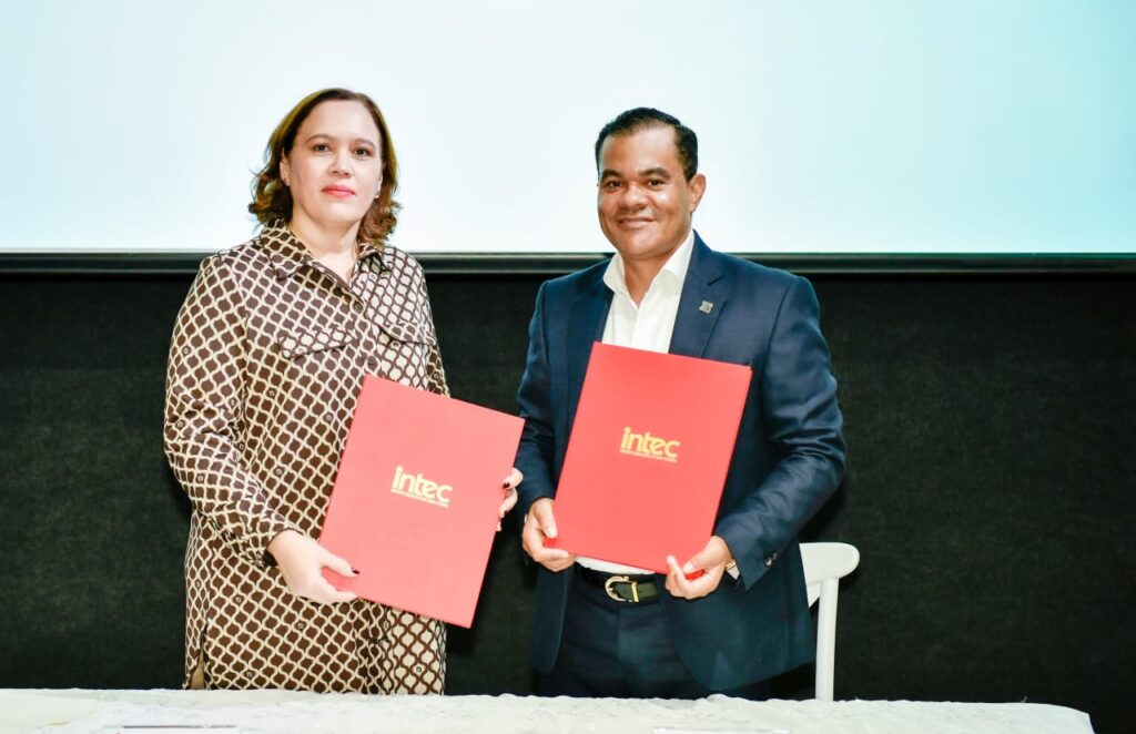 El director de DIDA, Elías Báez, y la rectora interina de INTEC, Alliet Ortega, firman el convenio de cooperación