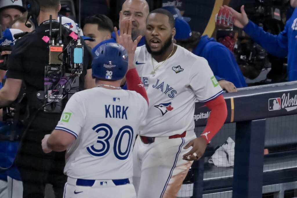 Addison Barger recorre las bases tras su grand slam en el Juego 1 de la Serie Mundial 2025 contra los Dodgers