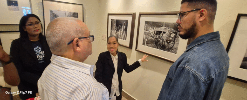 La mirada agudísima, sensible, tierna, detallada del que se considera uno de los mejores fotógrafos dominicanos vivos de la actualidad (si no el más trascendente de todo) envuelve a los visitantes en una experiencia visual, sonora, estética y audiovisual única
