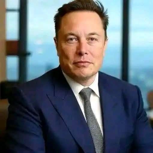 Un estudiante que domina el álgebra en dos semanas se ve obligado a sentarse ocho más porque el calendario lo dicta. Otro que se atrasa es arrastrado hacia adelante porque el horario no espera a nadie. Ninguno recibe lo que necesita. Ambos son simplemente procesados.